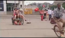 Anh chàng đạp xích lô tinh nghịch khiến du khách 'hú vía'